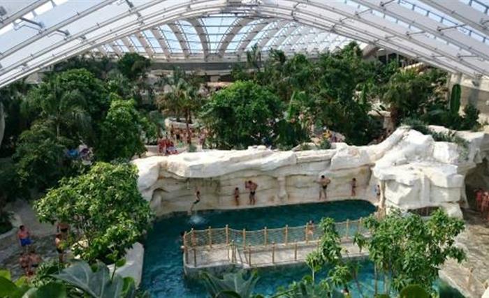 Piscine du Center Parcs du bois aux daims dans la Vienne, près du camping du Futur