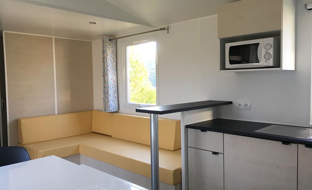 Coin salon d'un mobile-home 4 chambres au Camping du Futur