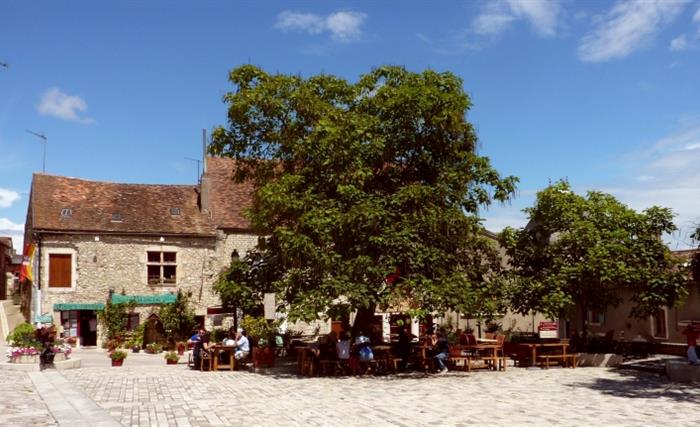 Chauvigny, Place du Donjon de Gouzon