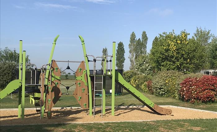 Aire multi-activités au Camping du Futur, proche de Poitiers