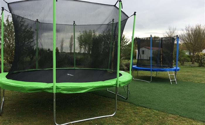 Trampolines au Camping du Futur