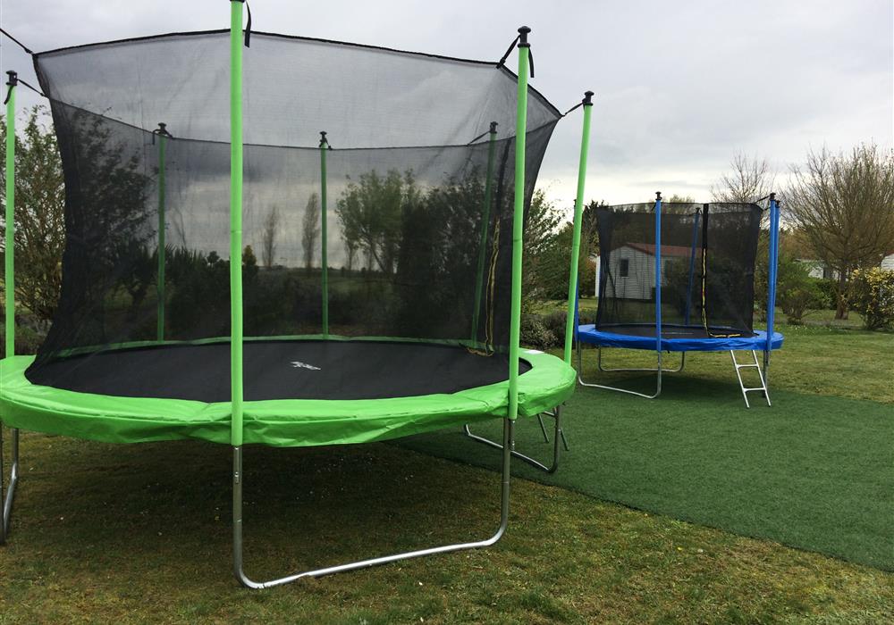 Trampolines au Camping du Futur