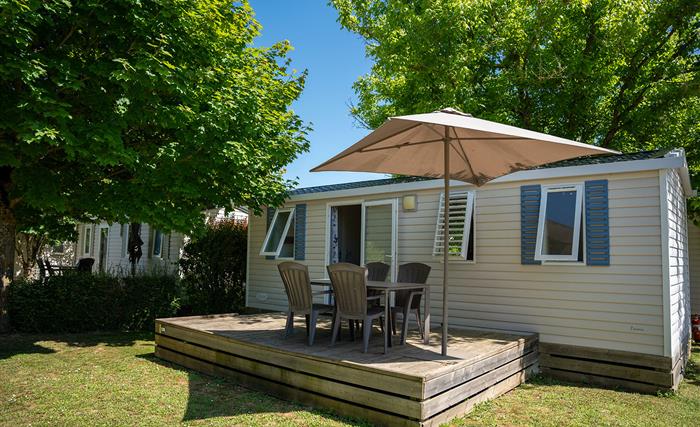 Mobile-home 2 chambres avec semi-ombragée avec parasol