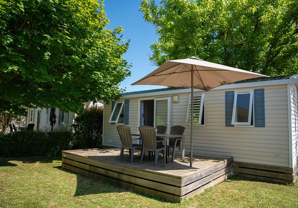 Mobile-home 2 chambres avec semi-ombragée avec parasol