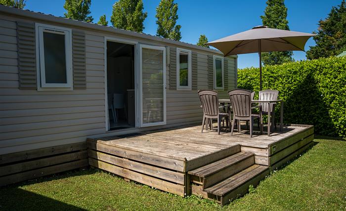 Mobile-home 2 chambres avec terrasse semi-ombragée avec parasol