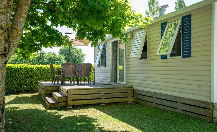 Mobile-home 2 chambres avec terrasse semi-ombragée avec parasol